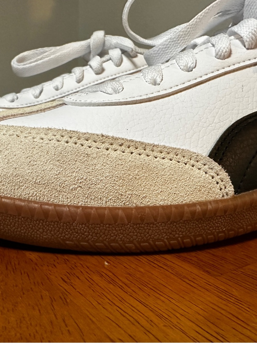 Puma White and Black Low-Top Sneakers with Gum Sole women’s size 8 - Picture 5 of 14
